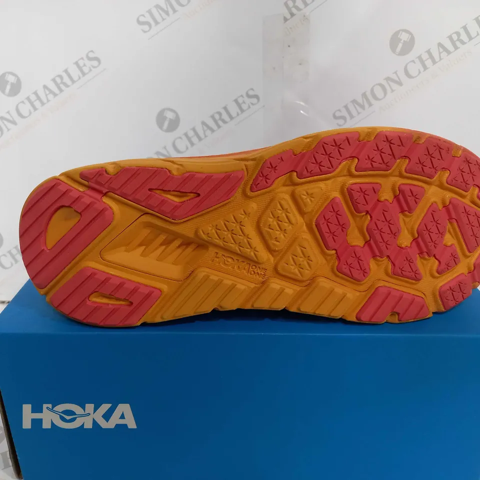 BOXED HOKA W ARAHI 6 - UK 9.5 