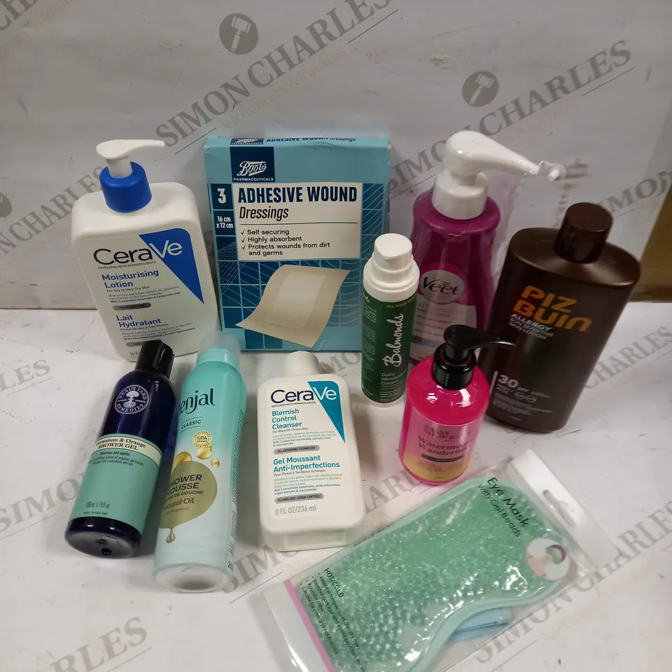 BOX OF APPROXIMATELY 20 ASSORTED HEALTH & BEAUTY PRODUCTS TO INCLUDE CERAVE MOISTURISING LOTION, GEL BEADS EYE MASK, PIZ BUIN SKIN LOTION ETC