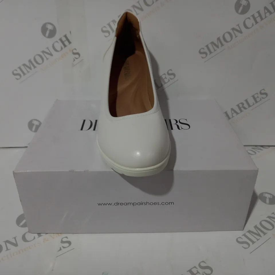 BOXED PAIR OF DREAM PAIRS CLOSED TOE BLOCK HEEL SLIP-ON SHOES IN WHITE UK SIZE 6