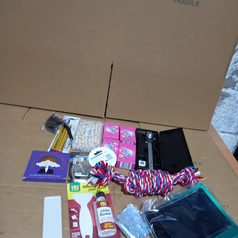 LOT OF 30 HOUSEHOLD ITEMS 