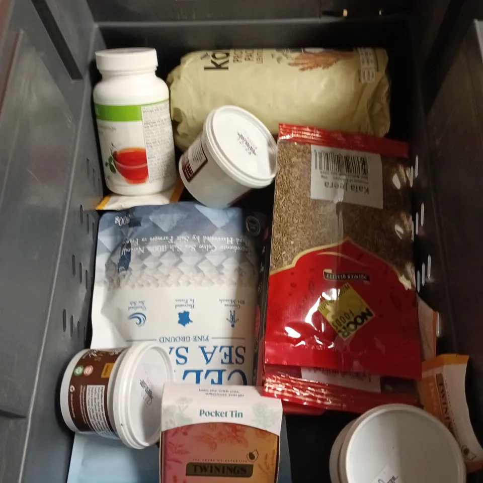 APPROXIMATELY 10 ASSORTED FOOD ITEMS TO INCLUDE - SAXA SEA SALT COARSE, BEEF JUS AND HAMPSTEAD ORGANIC LOOSE TEA