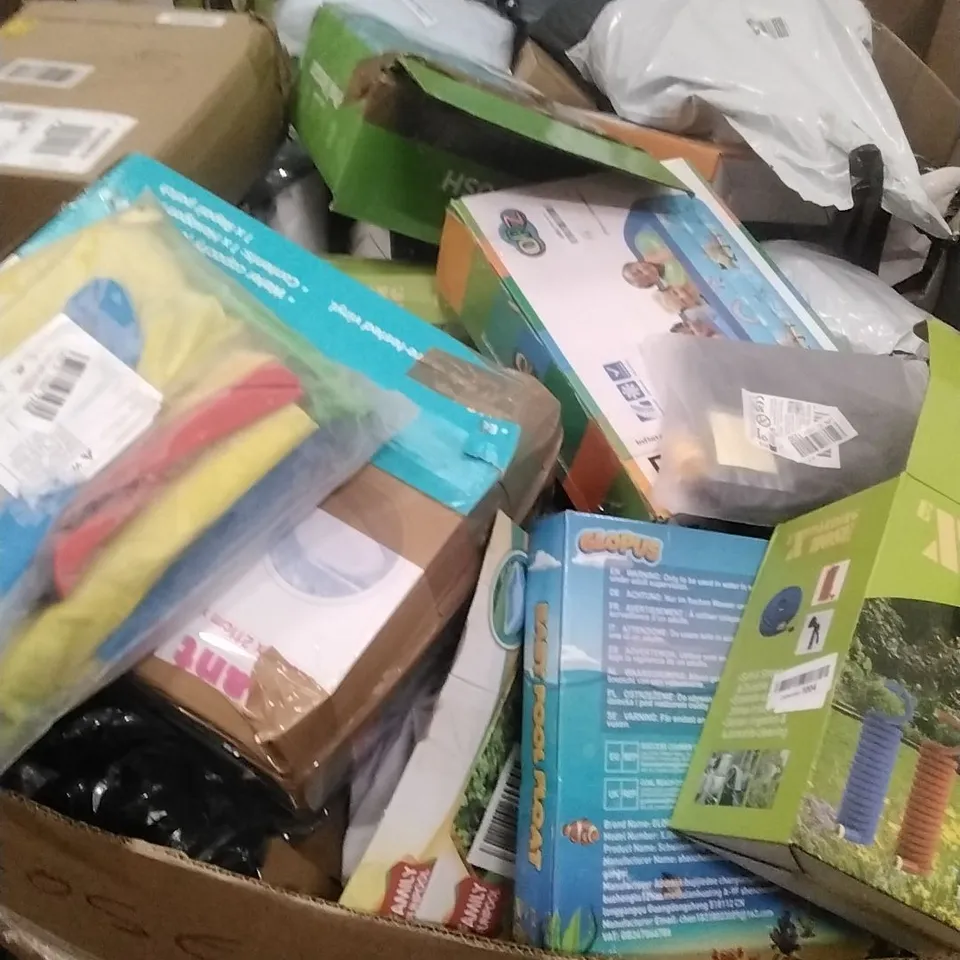 A PALLET CONTAINING A LARGE QUANTITY OF GARDEN HOSES, SWIMMING PRODUCTS ETC