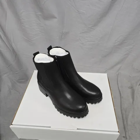 BLACK LEATHER ANKLE BOOTS WITH ELASTIC SIDES AND INNER ZIP – WOMEN'S FOOTWEAR UK 7