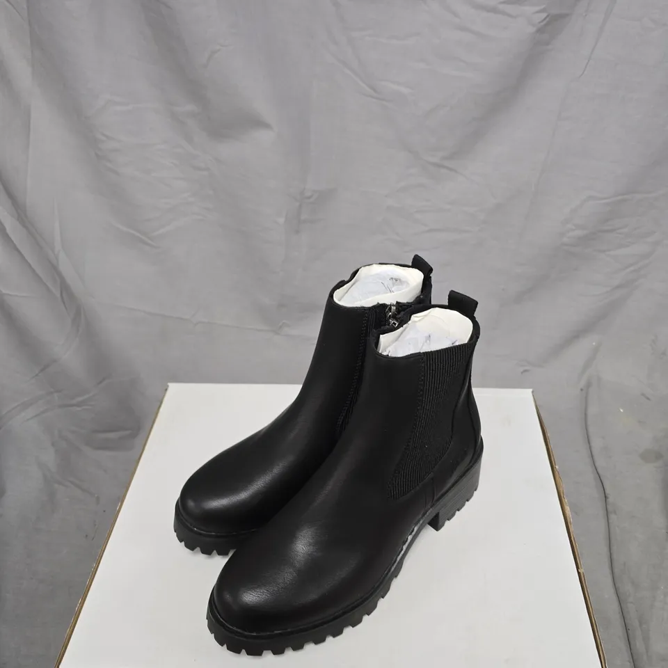 BLACK LEATHER ANKLE BOOTS WITH ELASTIC SIDES AND INNER ZIP – WOMEN'S FOOTWEAR UK 7
