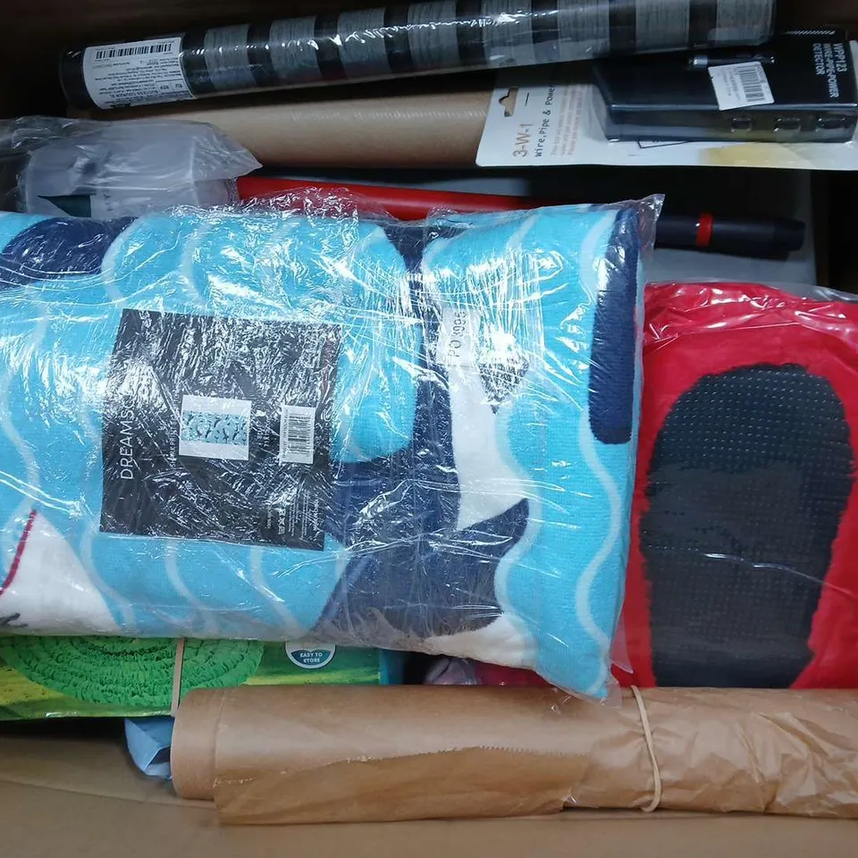 APPROXIMATELY 20 ASSORTED HOUSEHOLD ITEMS TO INCLUDE OHS BEACH TOWEL, MYPROTEIN BOTTLE, GARDEN HOSE, ETC - COLLECTION ONLY