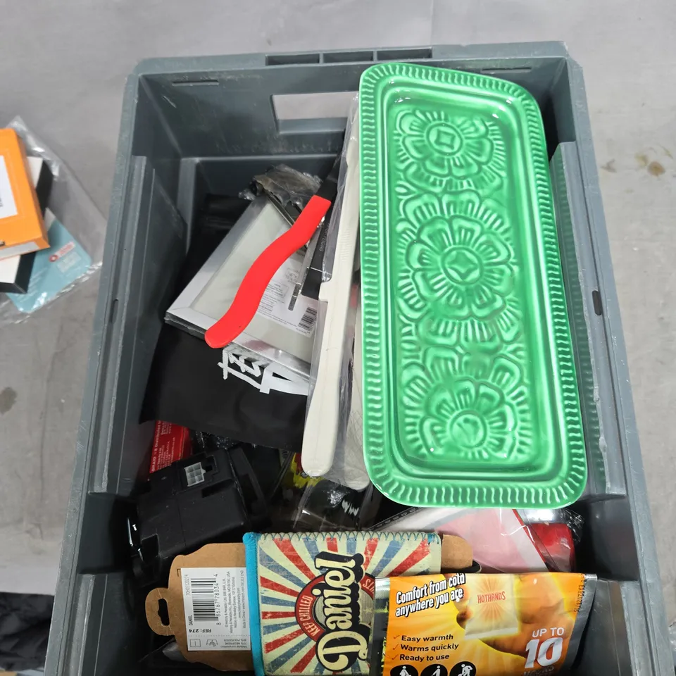 BOX OF APPROXIMATELY 15 ASSORTED ITEMS TO INCLUDE : BRITA FILTER AND UMBRELLA