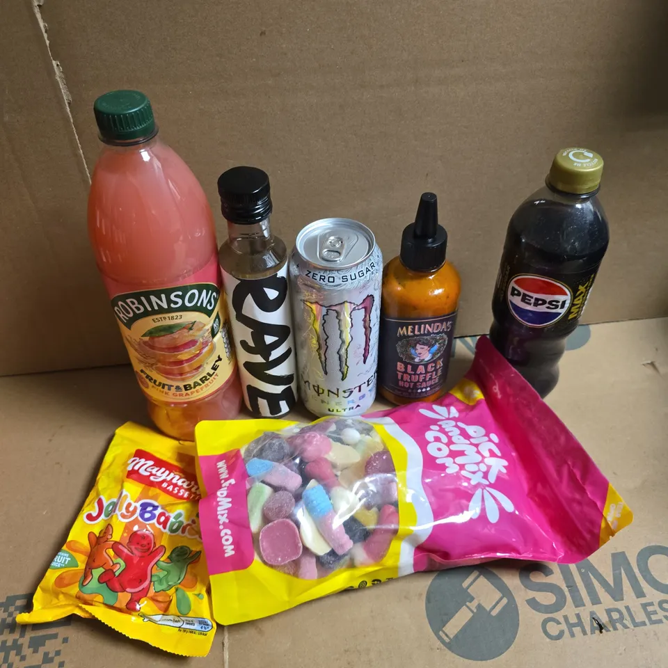 APPROXIMATELY 15 ASSORTED FOOD & DRINK ITEMS TO INCLUDE MELINNDA'S BLACK TRUFFLE HOT SAUCE, MONSTER ENERGY, PICK AND MIX SWEETS, ETC - COLLECTION ONLY
