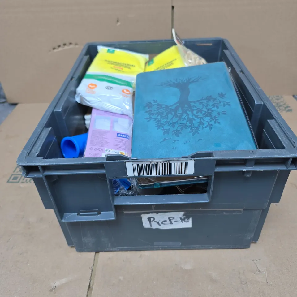 TOTE OF APPROXIMATELY 18 ASSORTED HOUSEHOLD ITEMS TO INCLUDE ANTI BACTERIAL WIPES, DIGITAL MINI SCALE, BAMBOO ALLERGY PICKS, BAMBOO DOWEL RODS ETC