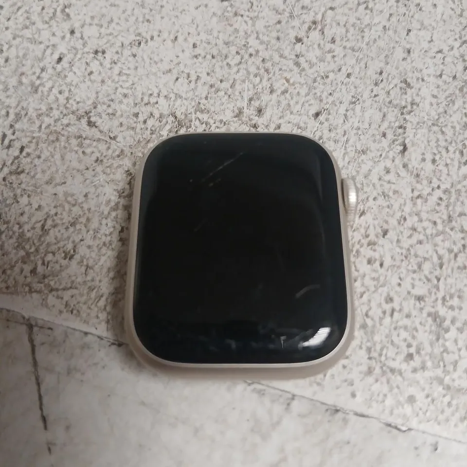 APPLE SERIES 8 SMARTWATCH WITH SQUARE DISPLAY – BLACK SCREEN, CRACKED GLASS