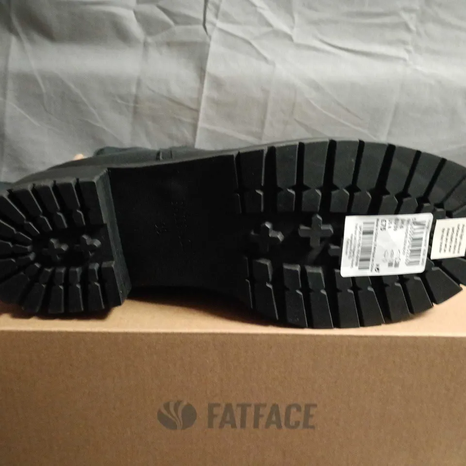 BOXED PAIR OF FATFACE BLACK CHELSEA BOOTS – UK SIZE 6