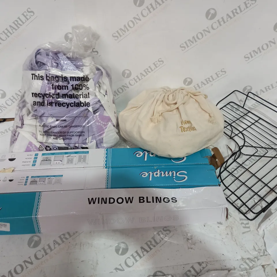 BOX OF APPROXIMATELY 10 ITEMS TO INCLUDE HOME TEXTILES BAG, BUNTING, WINDOW BLINDS ETX