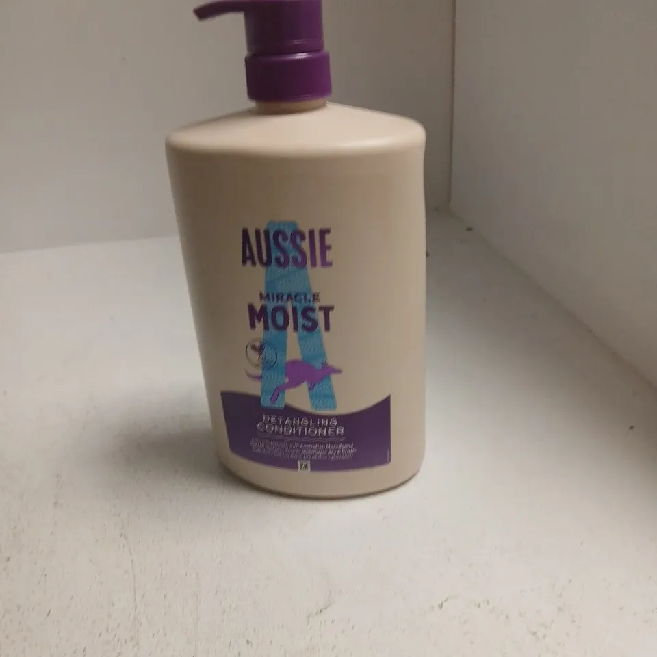 TOTE OF APPROXIMATELY 20 ASSORTED COSMETICS TO INCLUDE: AUSSIE CONDITIONER
