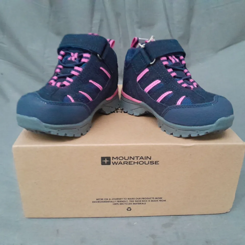 BOXED PAIR OF MOUNTAIN WAREHOUSE DRIFT JUNIOR WATERPROOF OUTDOOR BOOTS IN NAVY UK SIZE 6