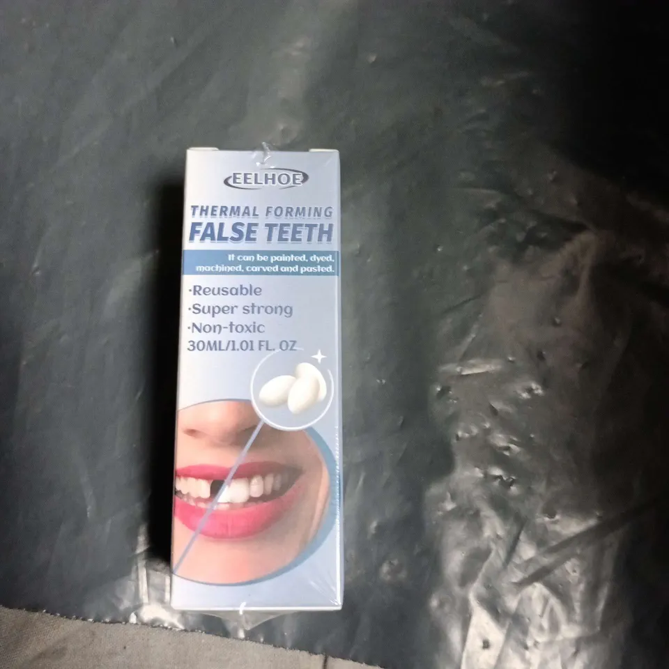 APPROXIMATELY 25 ASSORTED HEALTH & BEAUTY ITEMS INCLUDING NASMAZ CUTICLE PUSHER , ORAL B CROSS ACTION CLEAN MAXIMISER AND THERMAL FORMING FALSE TEETH 