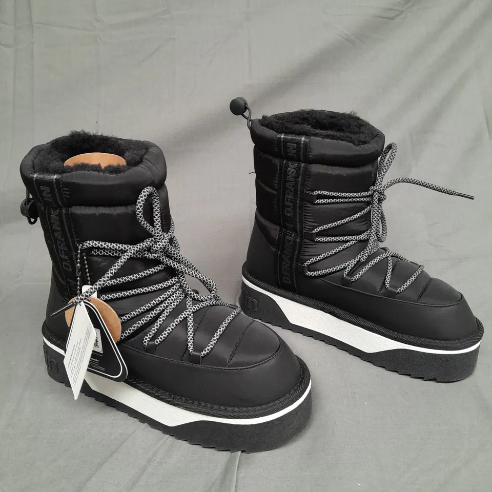 BOXED PAIR OF D.FRANKIN NORDIC BOOTS V2 BOOMB BLACK SIZE 38 