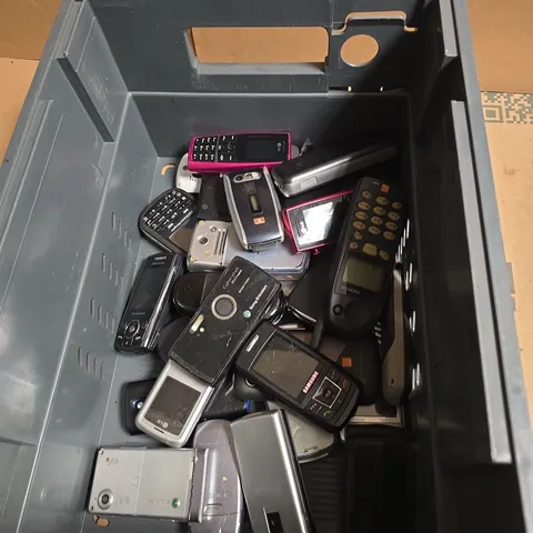 APPROXIMATELY 30 ASSORTED MOBILE PHONES INCLUDING LG , SAMSUNG AND NOKIA 