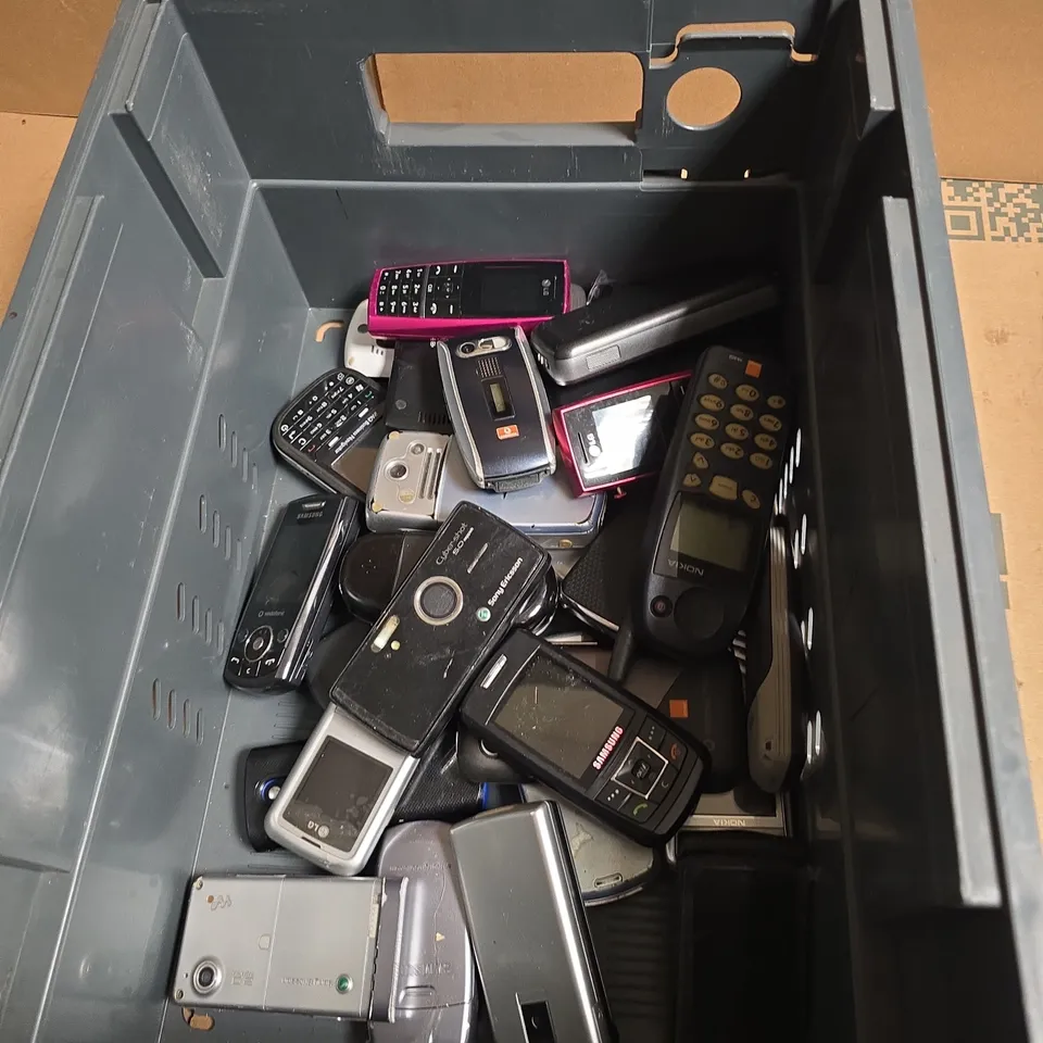 APPROXIMATELY 30 ASSORTED MOBILE PHONES INCLUDING LG , SAMSUNG AND NOKIA 