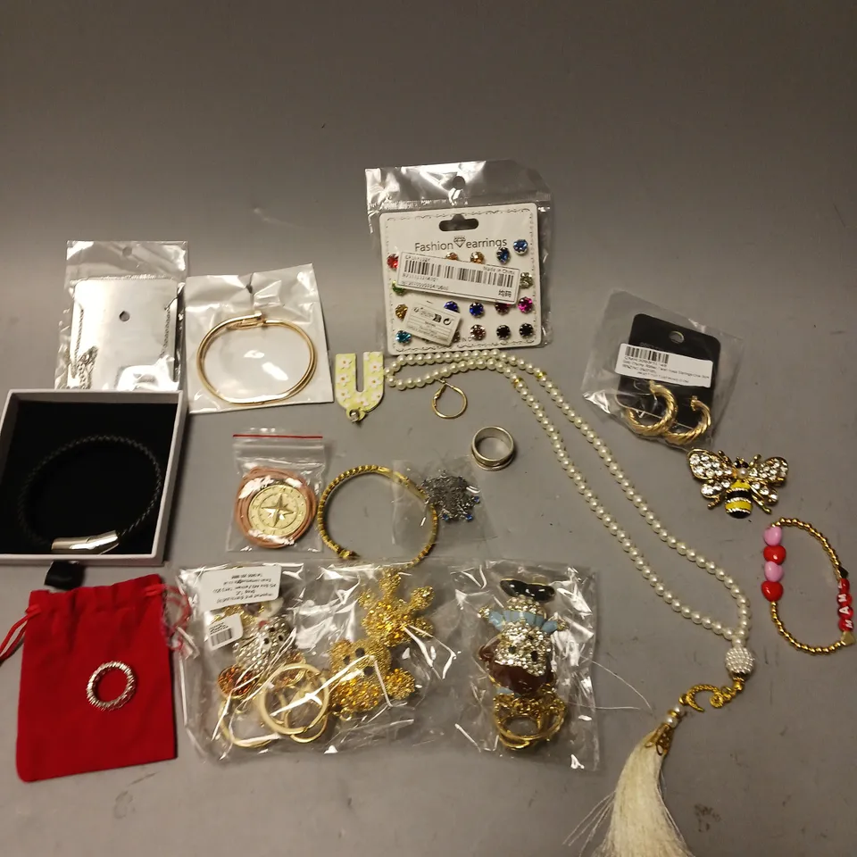 APPROXIMATELY 30 ASSORTED JEWELLERY PRODUCTS TO INCLUDE RINGS, NECKLACES, BRACELETS ETC
