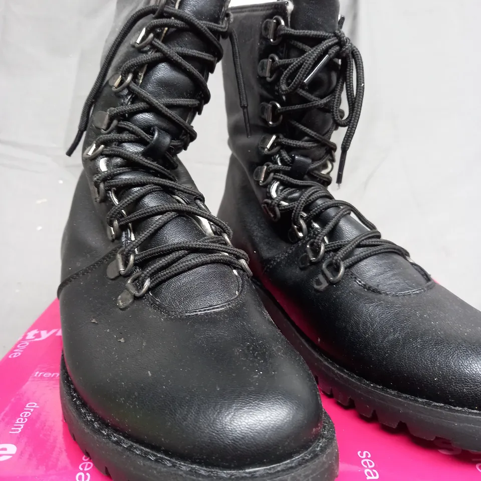 BOX OF 8 PAIRS OF BLACK CENTRO BOOTS 