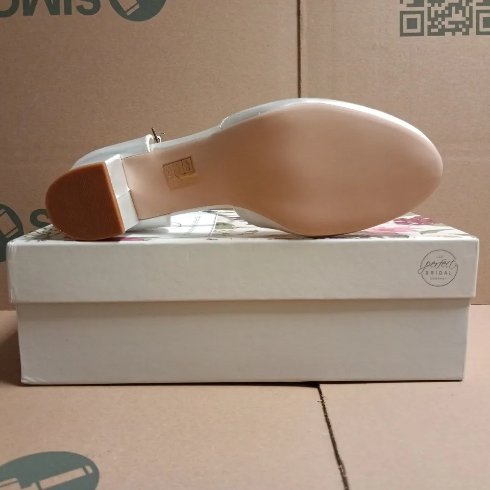 BOXED PAIR OF PERFECT BRIDAL COMPANY CLOSED TOE BLOCK HEELS SHOES IN SILVER SATIN SIZE EU 40