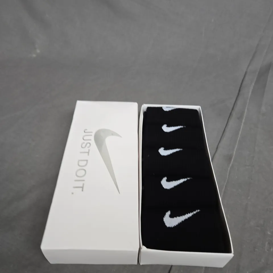 BOXED NIKE CREW SOCKS IN BLACK - X6