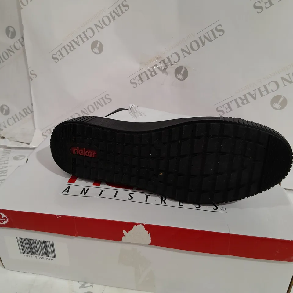 PAIR OF SKECHERS WINTER ON THE GO FAUX FUR TRIM BOOTS, BLACK - SIZE 5