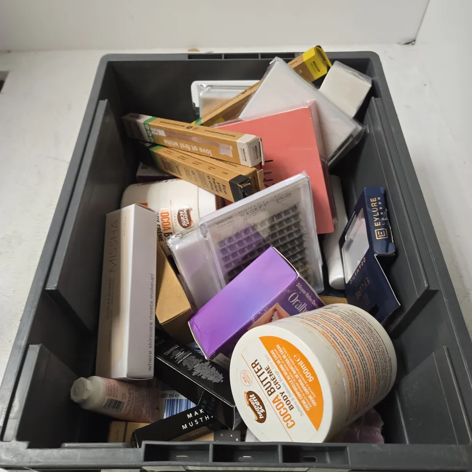 APPROXIMATELY 15 ASSORTED HEALTH & BEAUTY PRODUCTS TO INCLUDE COCOA BUTTER, MISSHA, TOOTHBRUSH ETC