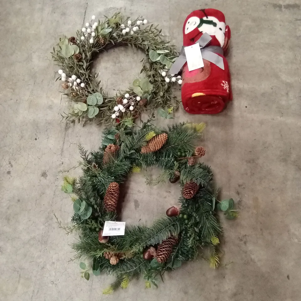 PALLET TO CONTAIN A MIXED ASSORTMENT OF CHRISTMAS STOCK TO INCLUDE; A LARGE QUANTITY OF CHRISTMAS WREATHS AND FLEECE THROWS