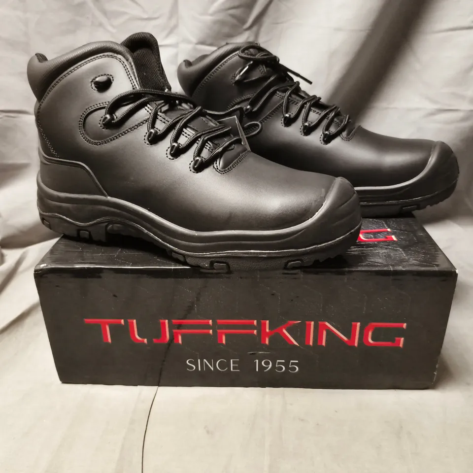 BOXED PAIR OF TUFFKING HIKER BOOTS IN BLACK SIZE 10