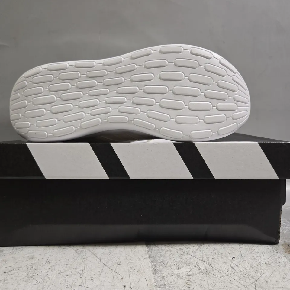 BOXED PAIR OF ADIDAS LITE RACER 4.0 TRAINERS IN CREAM SIZE UK 6