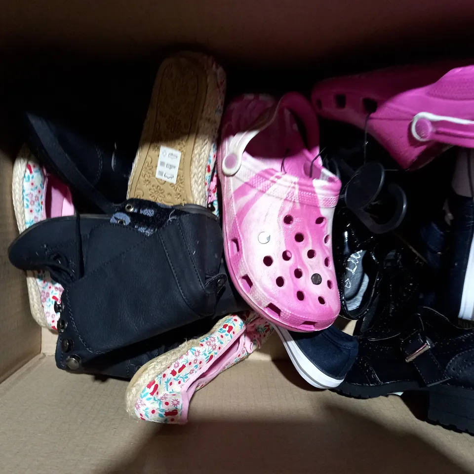 APPROXIMATELY 10 PAIRS OF ASSORTED KIDS SHOES IN VARIOUS STYLES AND SIZES 