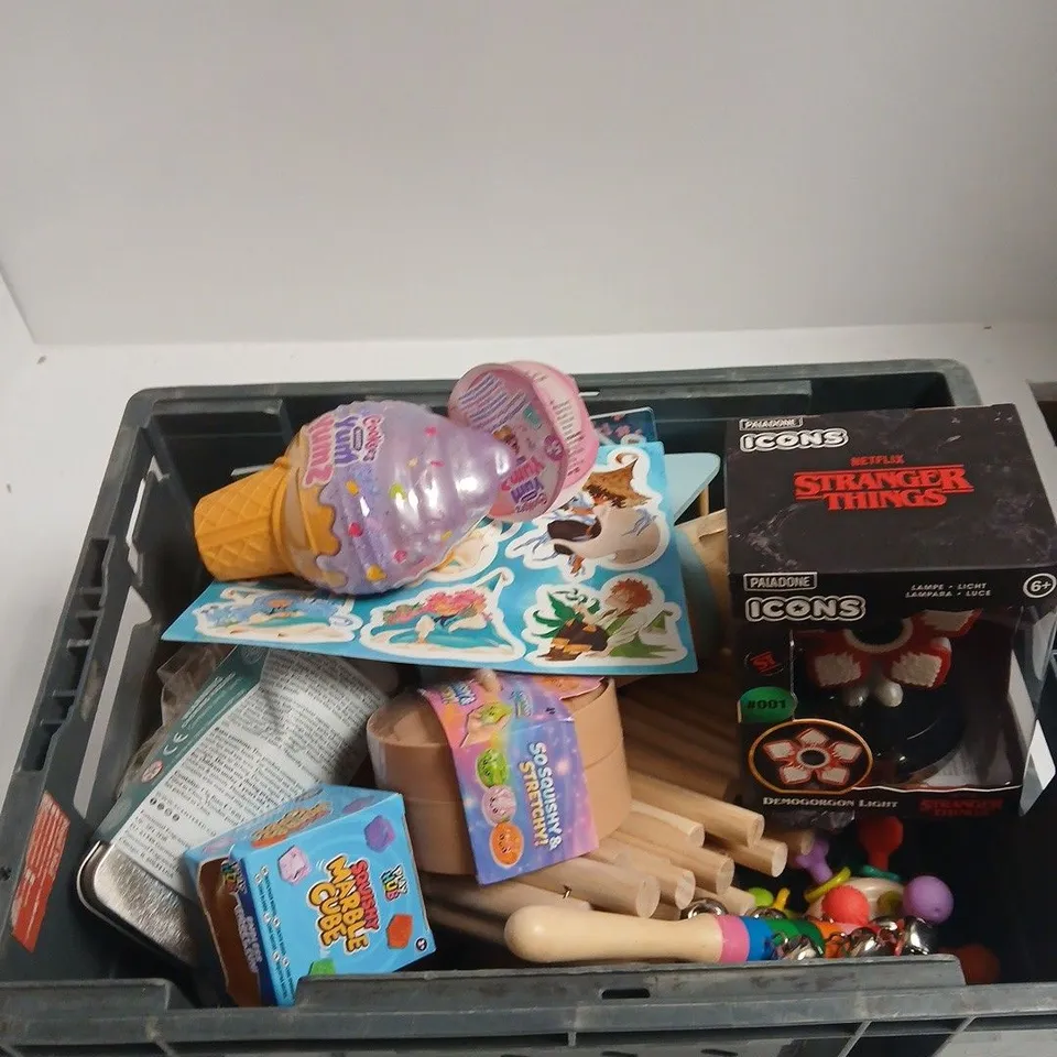 TOTE OF APPROXIMATELY 10 ASSORTED TOYS INCLUDING STRANGER THINGS DEMOGORGON LIGHT, SQUISHY AND STRETCHY AND PLAY HUB SQUISHY MARBLE CUBE