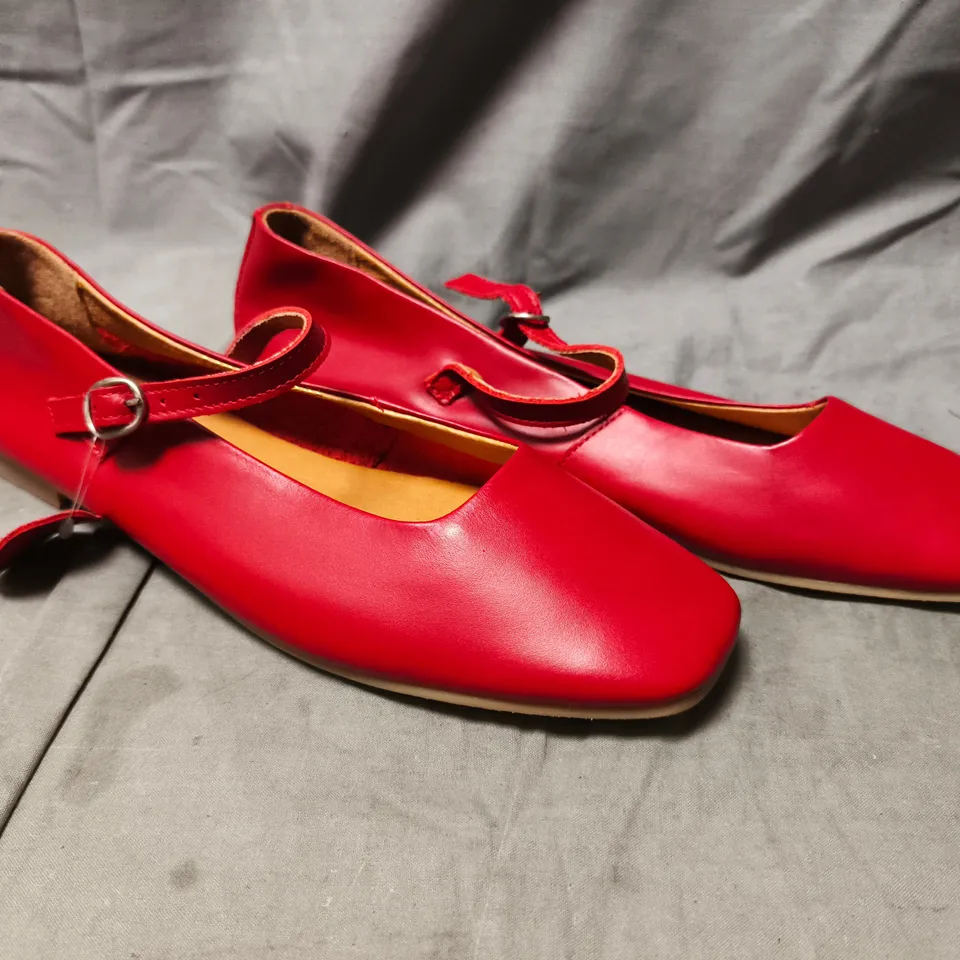 BOXED PAIR OF OFFICE SHOES IN RED SIZE EU 40