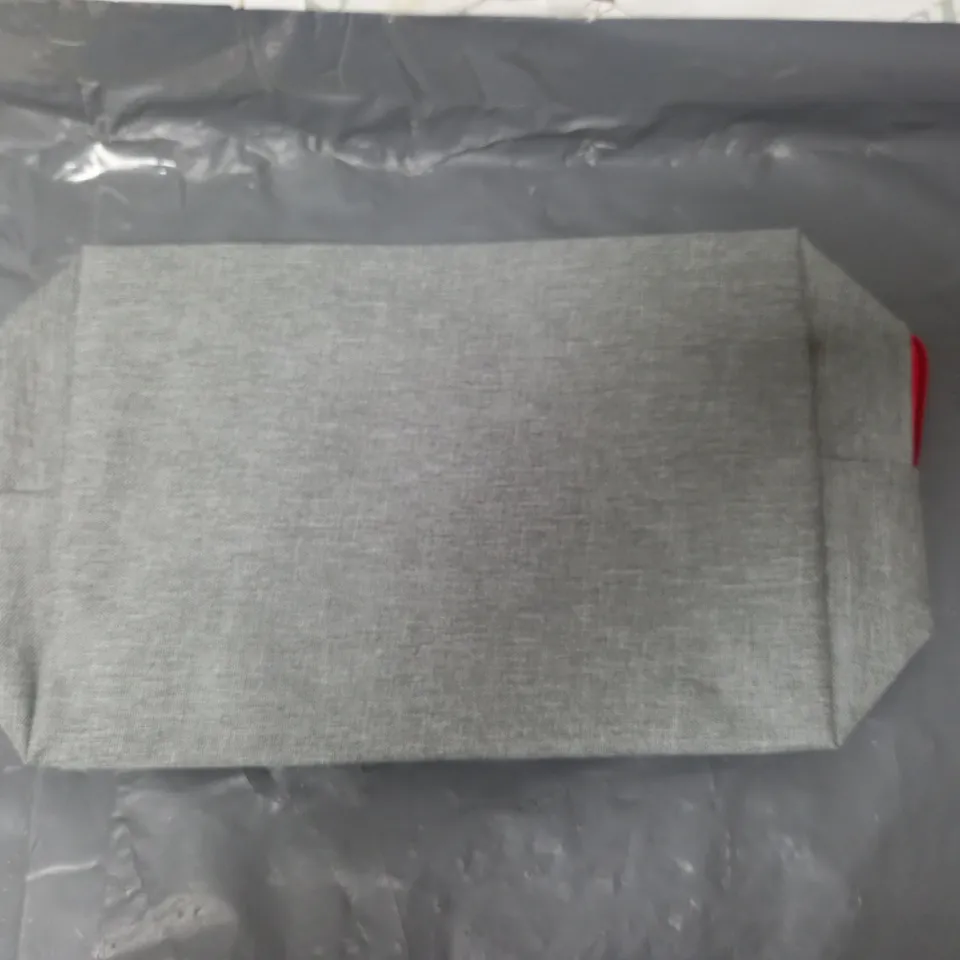 LIVERPOOL FOOTBALL CLUB YOU'LL NEVER WALK ALONE TOILETRIES/WASH BAG GREY
