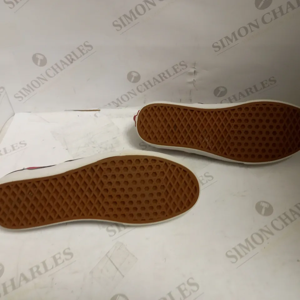 VANS DISNEY SLIP ON SIZE US 10 TRAINERS 