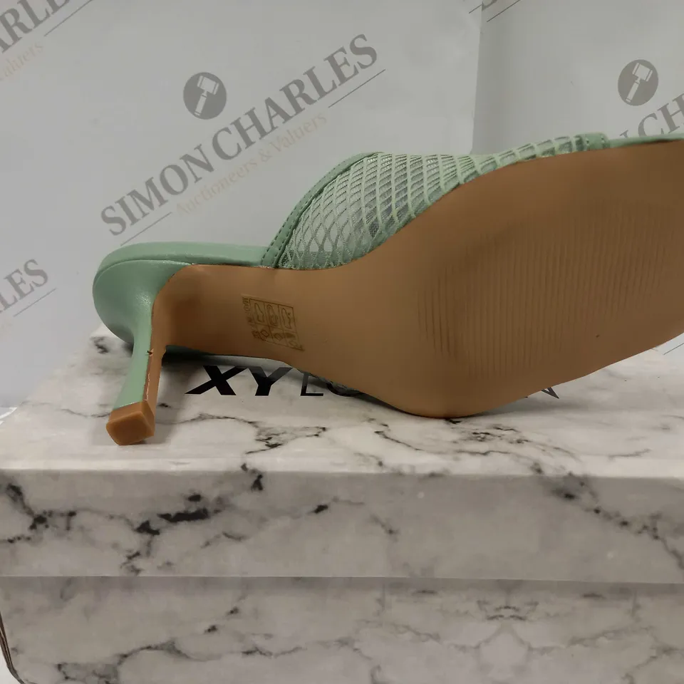 BOXED PAIR OF XY LONDON SYNTHETIC LEATHER HEEL SANDALS UK SIZE 7