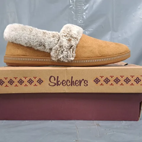 BOXED PAIR OF SKECHERS SLIPPERS IN TAN SIZE UK 7