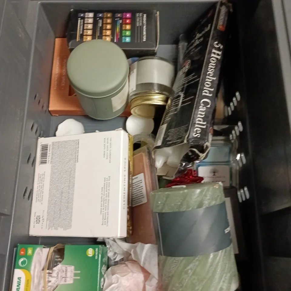APPROXIMATELY 10 ASSORTED HOUSEHOLD PRODUCTS TO INCLUDE SCENTED CANDLES & BULBS 