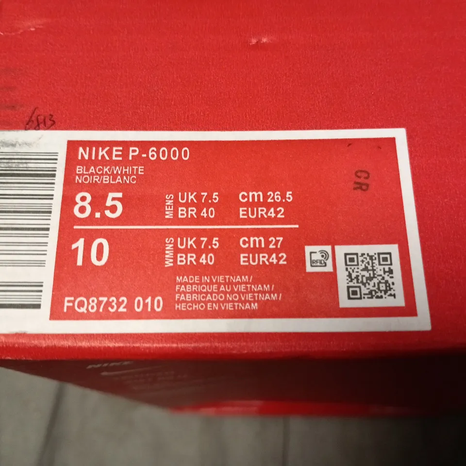 BOXED NIKE P-6000 TRAINERS - BLACK/WHITE, MEN'S UK 7.5 (US 8.5)