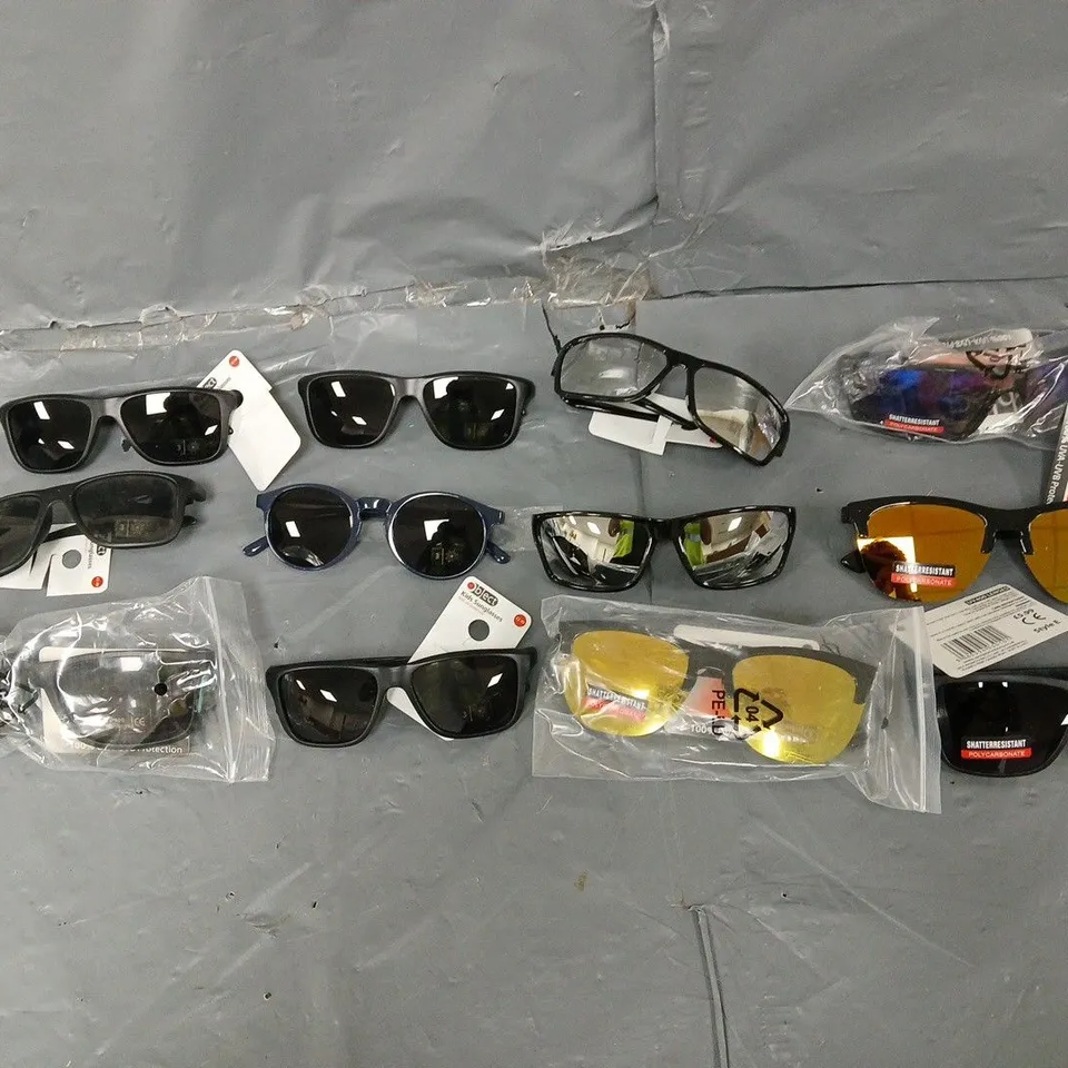 APPROXIMATELY 200 ASSORTED FASHION GLASSES BY OBJECT IN VARIOUS STYLES AND SIZES