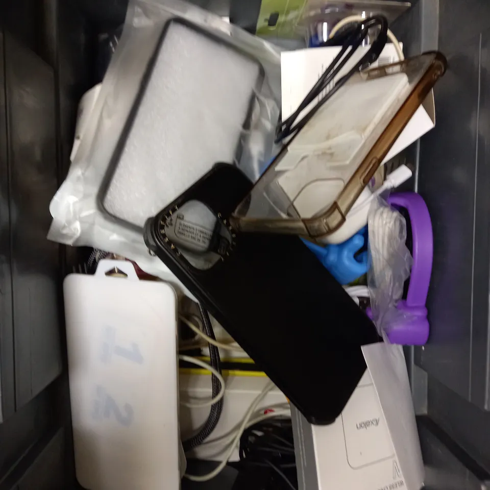 APPROXIMATELY 30 ASSORTED SMARTPHONE & TABLET ACCESSORIES TO INCLUDE CASES, CHARGING CABLES, USB PLUGS ETC	