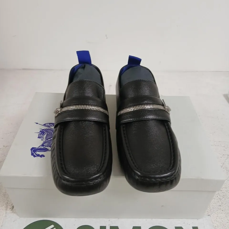 BURBERRY LEATHER SHOE ON RUBBER SOLE – BLACK, UK 8 (EU 42)