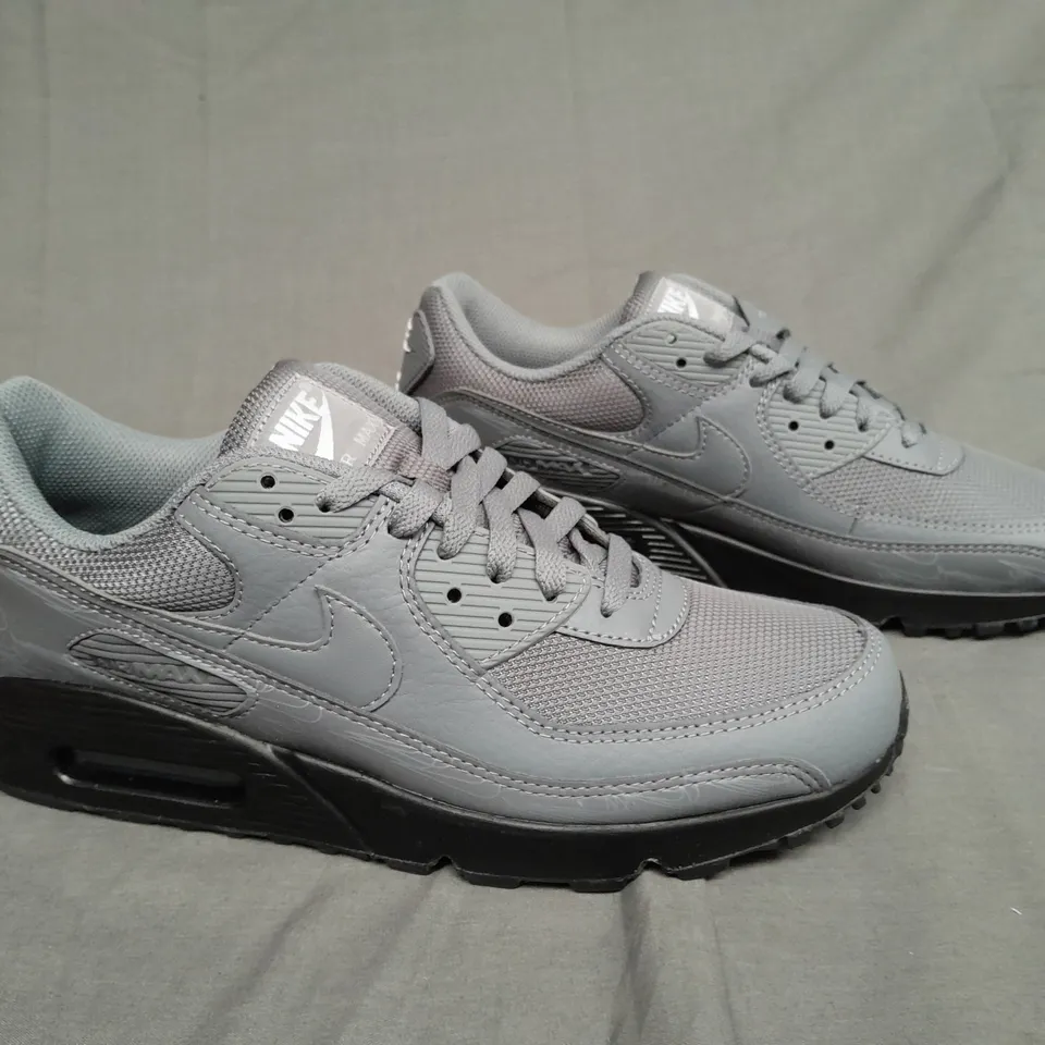 BOXED PAIR OF NIKE AIR MAX 60 COOL GREY SIZE UK 9