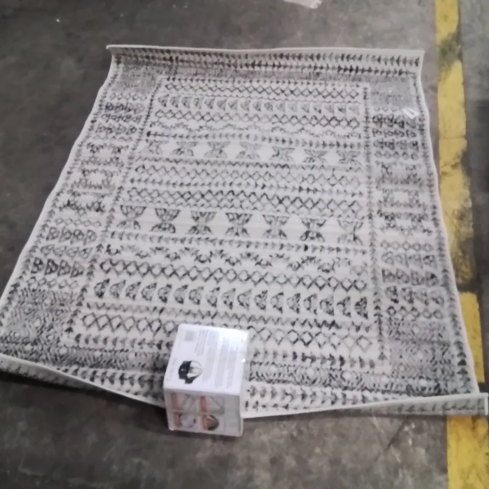 QUALITY DESIGNER AREA RUG - APPROXIMATELY 170X130