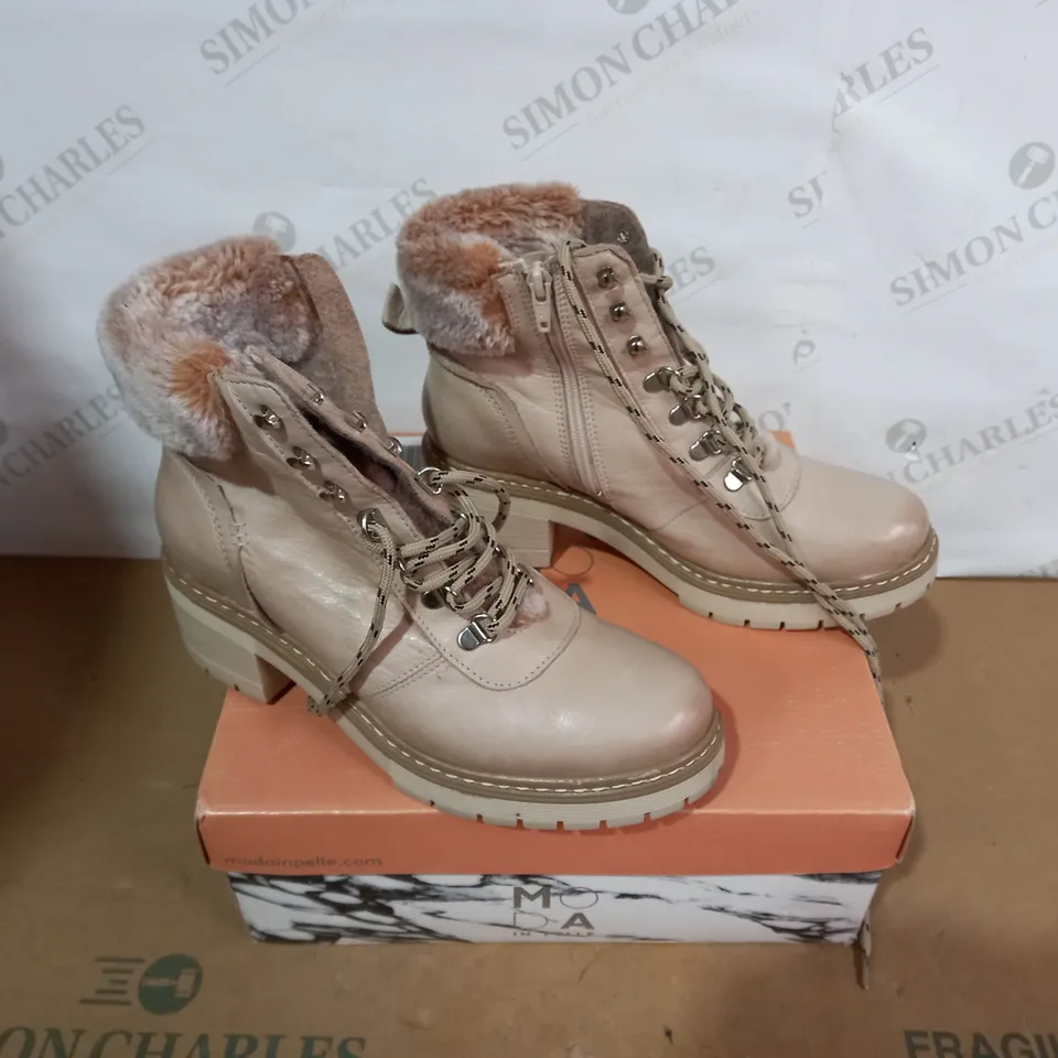 BOXED PAIR OF MODA IN PELLE BOOTS - SIZE 39