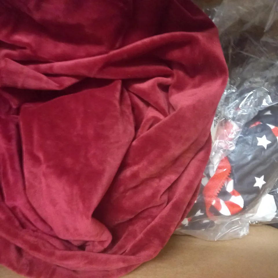 BOX OF APPROXIMATELY 10 ASSORTED CLOTHING AND FASHION ITEMS OF VARIOUS COLOURS AND STYLES TO INCLUDE H&M, DOROTHY PERKINS, ETC