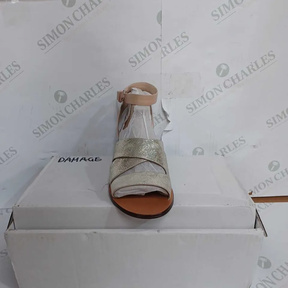 PAIR OF MARC FISHER PEWTER MULTI LEATHER SANDAL - SIZE 8W