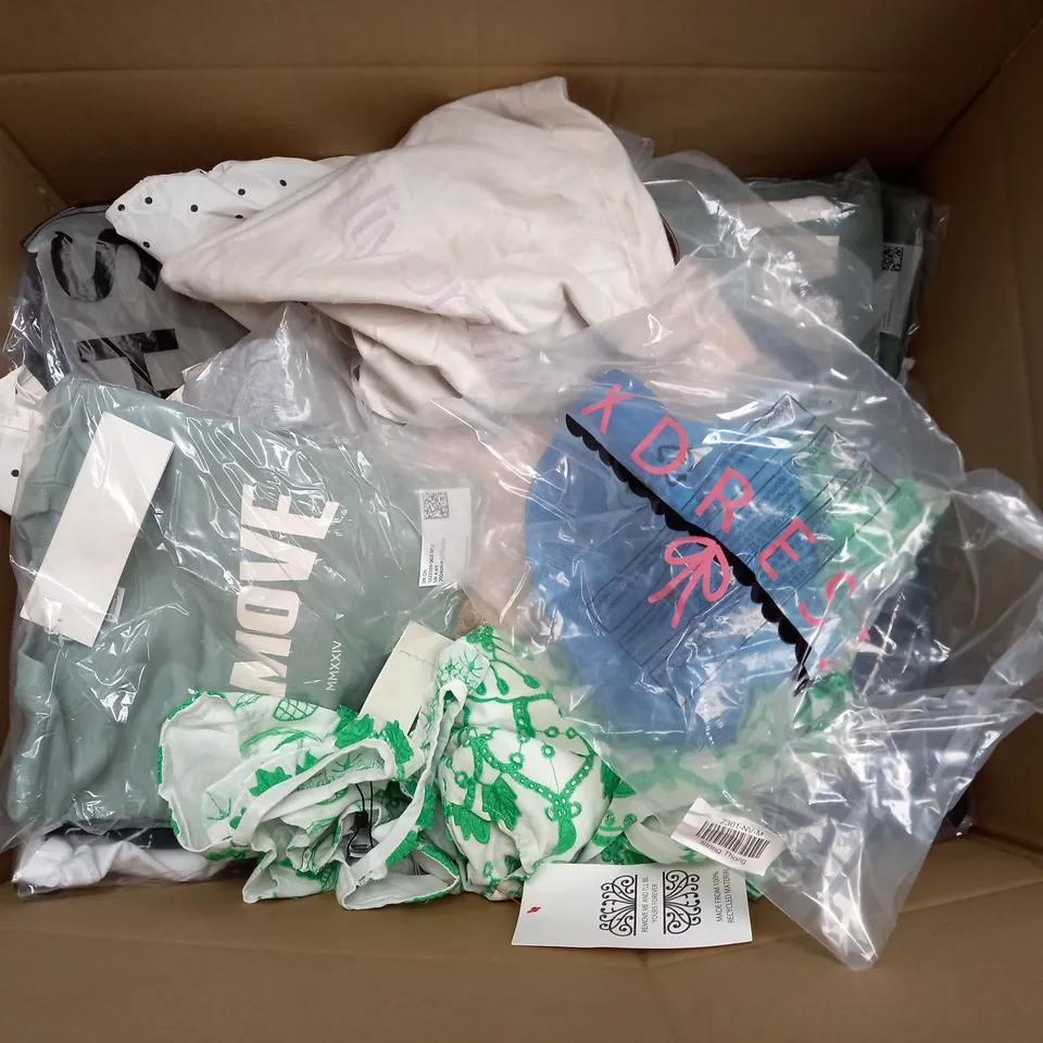 BOX OF APPROXIMATELY 25 ASSORTED CLOTHING ITEMS TO INCLUDE - SHORTS , T-SHIRT ,  POLO SHIRT ETC