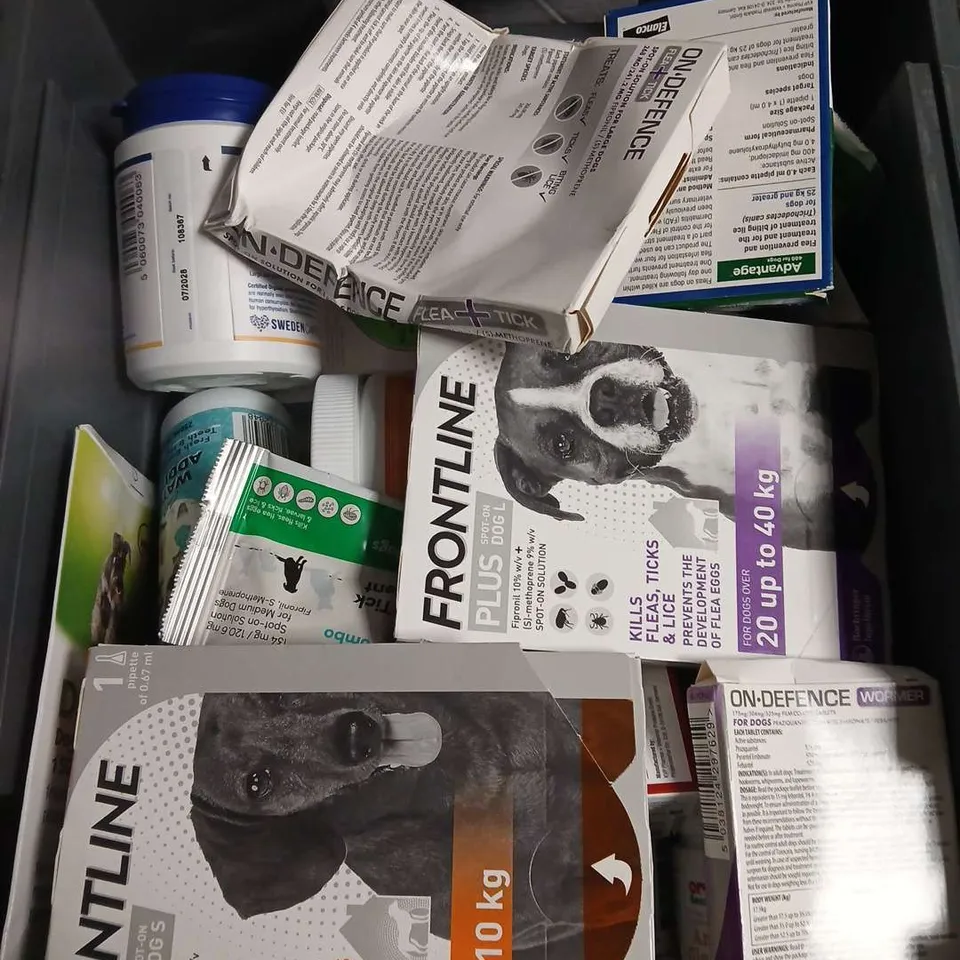 APPROXIMATELY 25 ASSORTED PET CARE PRODUCTS TO INCLUDE HAIRBALL PASTE, NOURISHING BALM, FRONTLINE ETC