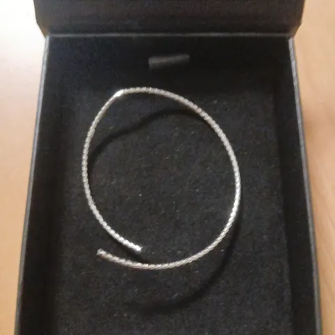 WHITE GOLD 9CT ITALIAN GOLD DIAMOND CUT SLIP ON BANGLE 1G
